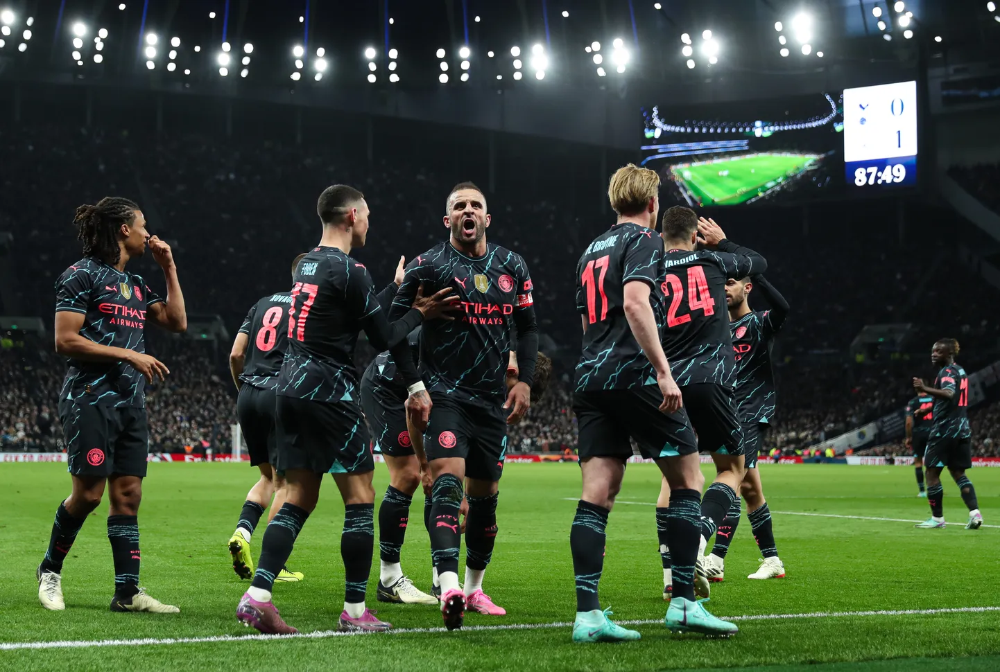 Manchester City mängijat võiduväravat tähistamas.