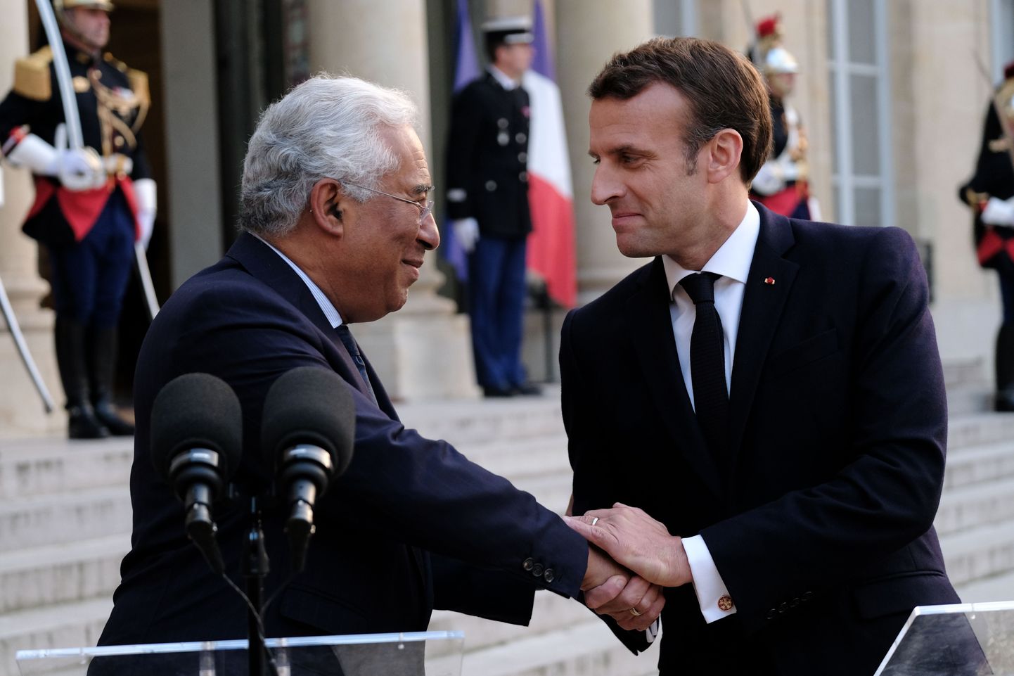 Prantsuse president Emmanuel Macron esmaspäeval Élysée palee ees koos Portugali peaministri António Costaga.