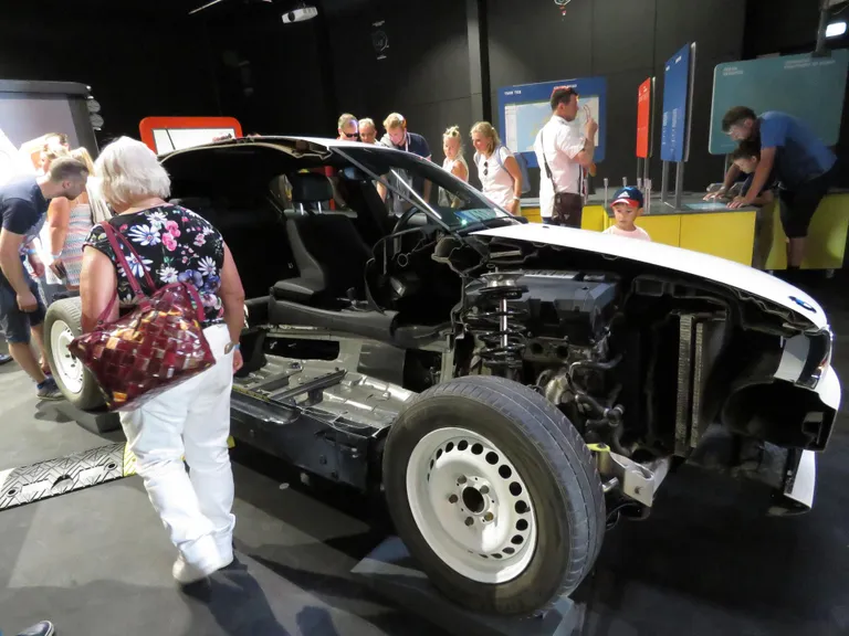 Vaadata saab pooleks lõigatud BMW-d ning nõnda saab aimu, mis auto sees on.
