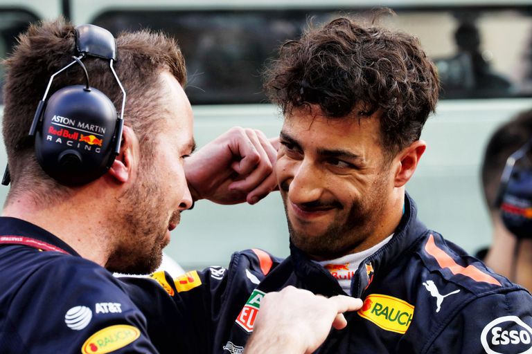 Daniel Ricciardo (paremal) ja tema insener Simon Rennie.