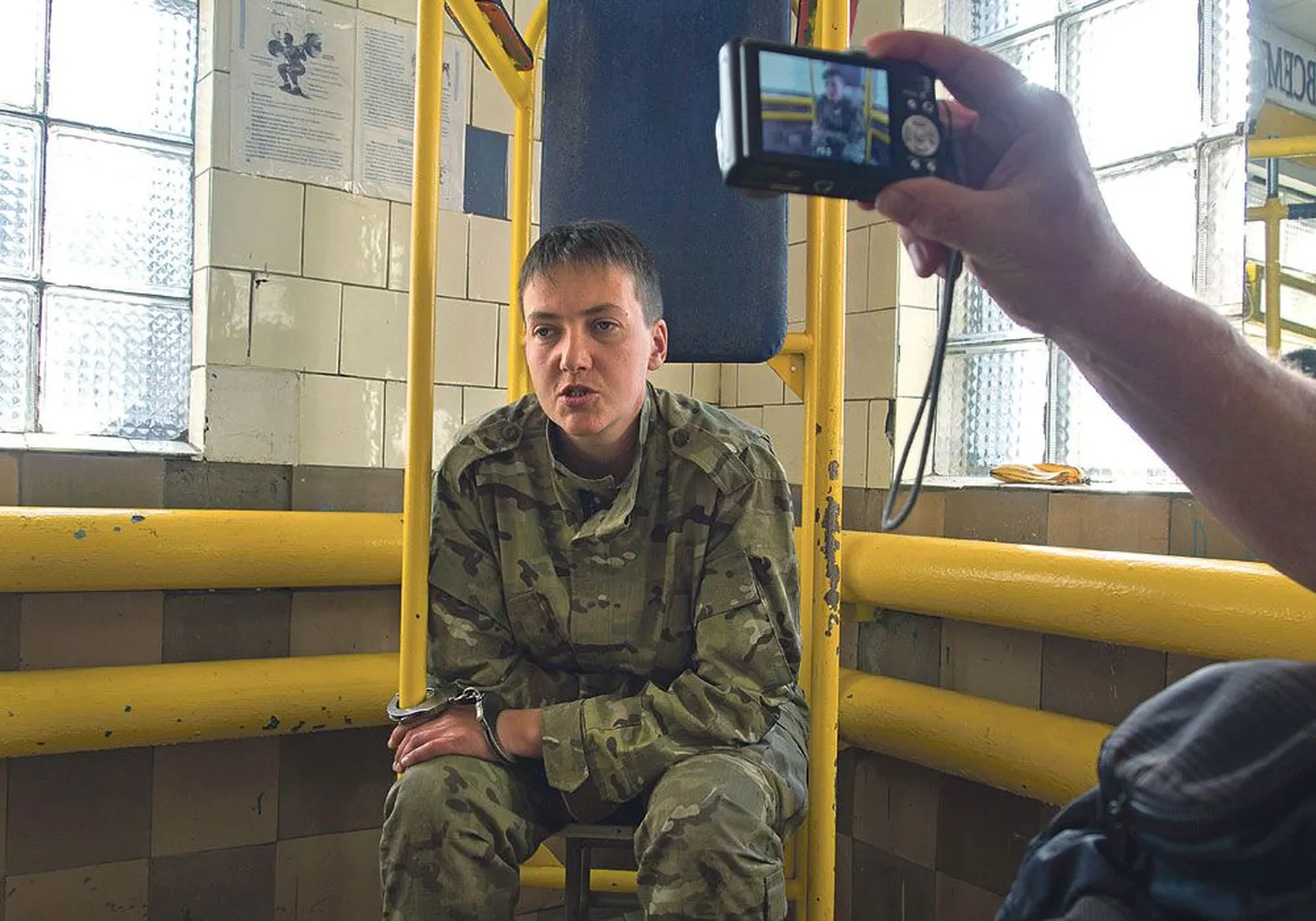Плененная 33-летняя летчица Надежда Савченко обошла по популярности освобожденную из тюрьмы Юлию Тимошенко в партии «Батькивщина».
