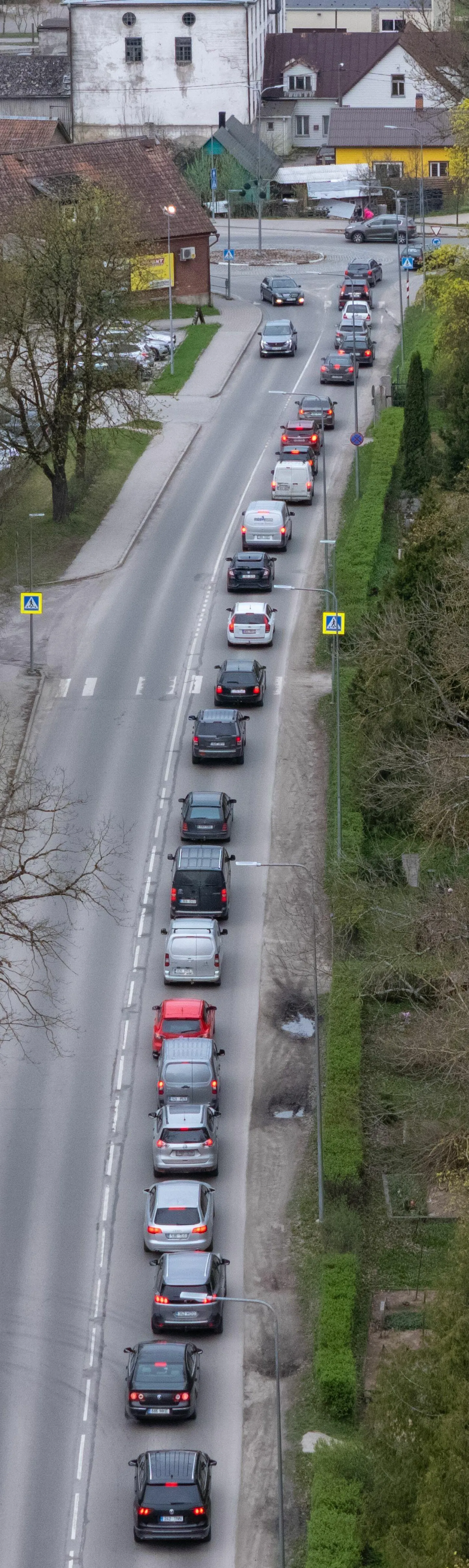 Selleks, et pääseda Riia maanteelt Korneri ringristmikule, tuleb oodata pikas ja aeglaselt liikuvas järjekorras. Ringristmikust edasi liikumine on aga kesklinnani sama vaevaline.
