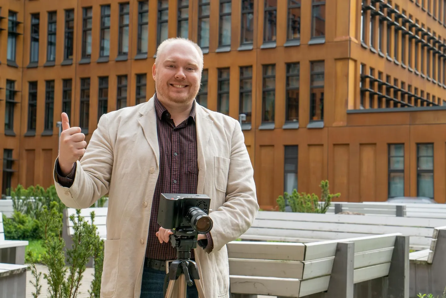 Materjaliteadllane Maido Merisalu tutvustab Physicumi sisehoovis üht teaduslikku uurimismeetodit ehk moodsat kiirkaamerat.