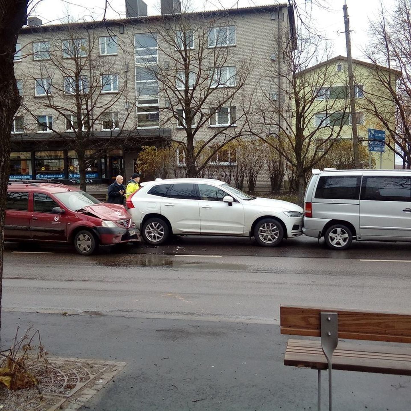 Pärnus Tallinna maanteel vahetult enne Kesklinna silda põrkasid kokku kolm sõidukit.