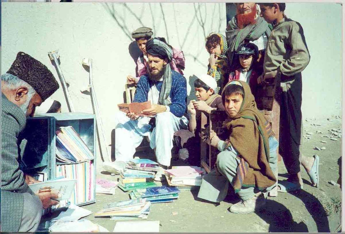 Afgaanid mobiilses raamatukogus.