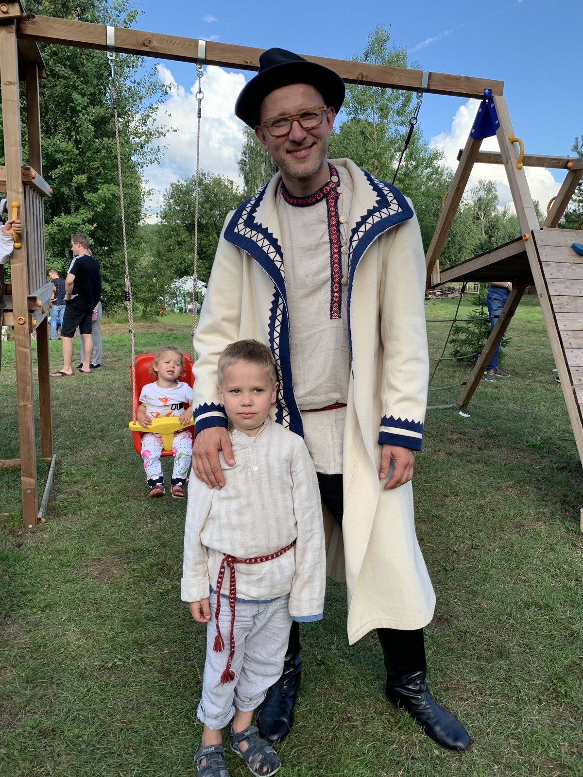 Reigo Ahven pojaga - armastuse Eesti pärimuse vastu sai ta kaasa oma perest, vanavanematelt ning annab edasi oma lastele.