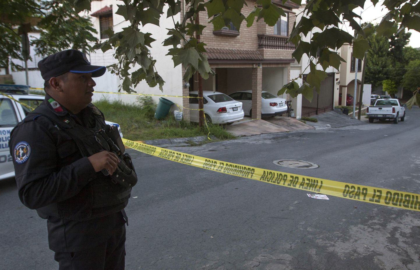 Politseinik valvamas tapetud ajakirjaniku Alicia Díaz Gonzáleze kodu juures Monterreys Mehhikos.