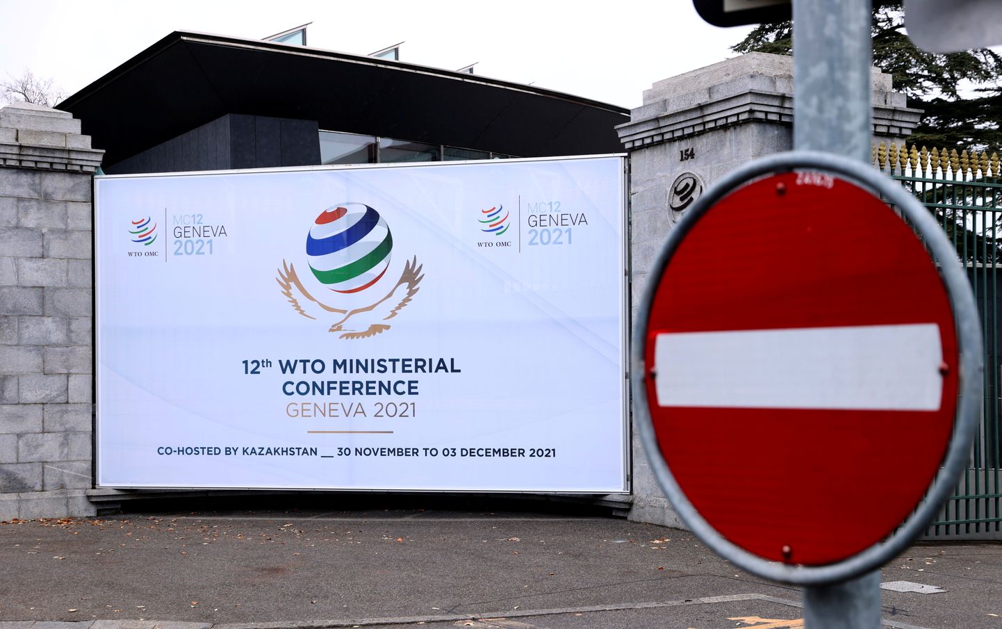 12. ministrite konverentsi reklaam Genfis WTO peakorteri kõrval.