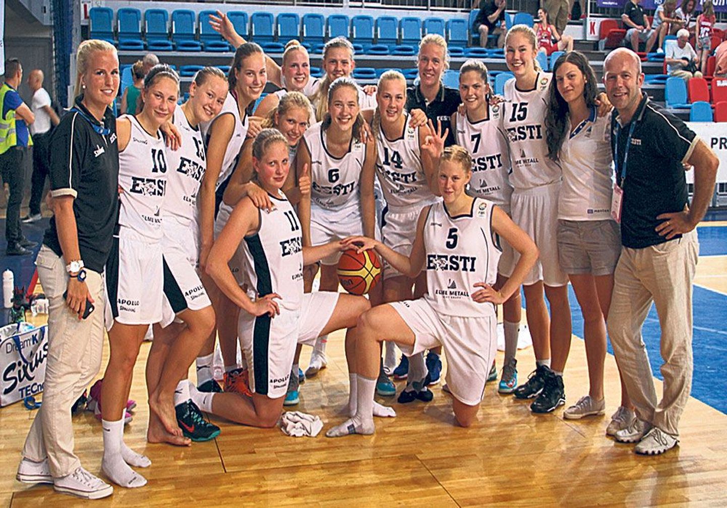Võidurõõmus Eesti U-18 naiskond.