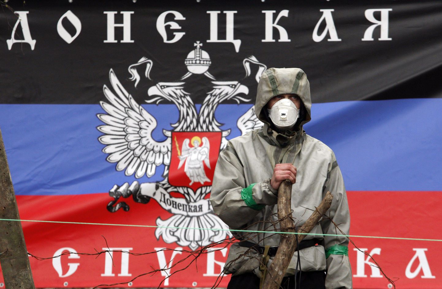 Venemeelne aktivist olematu Donetski Vabariigi lipu juures.