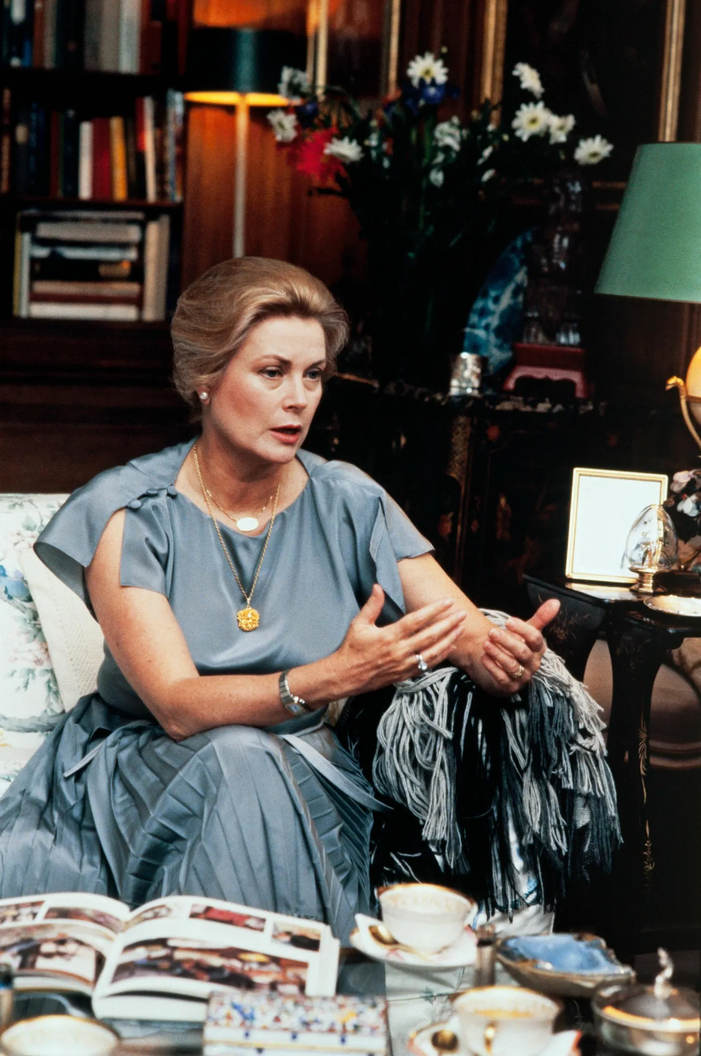 Hollywoodi staar ja Monaco printsess Grace Kelly aastal 1981 oma Pariisi kodus väikese randmekellaga.