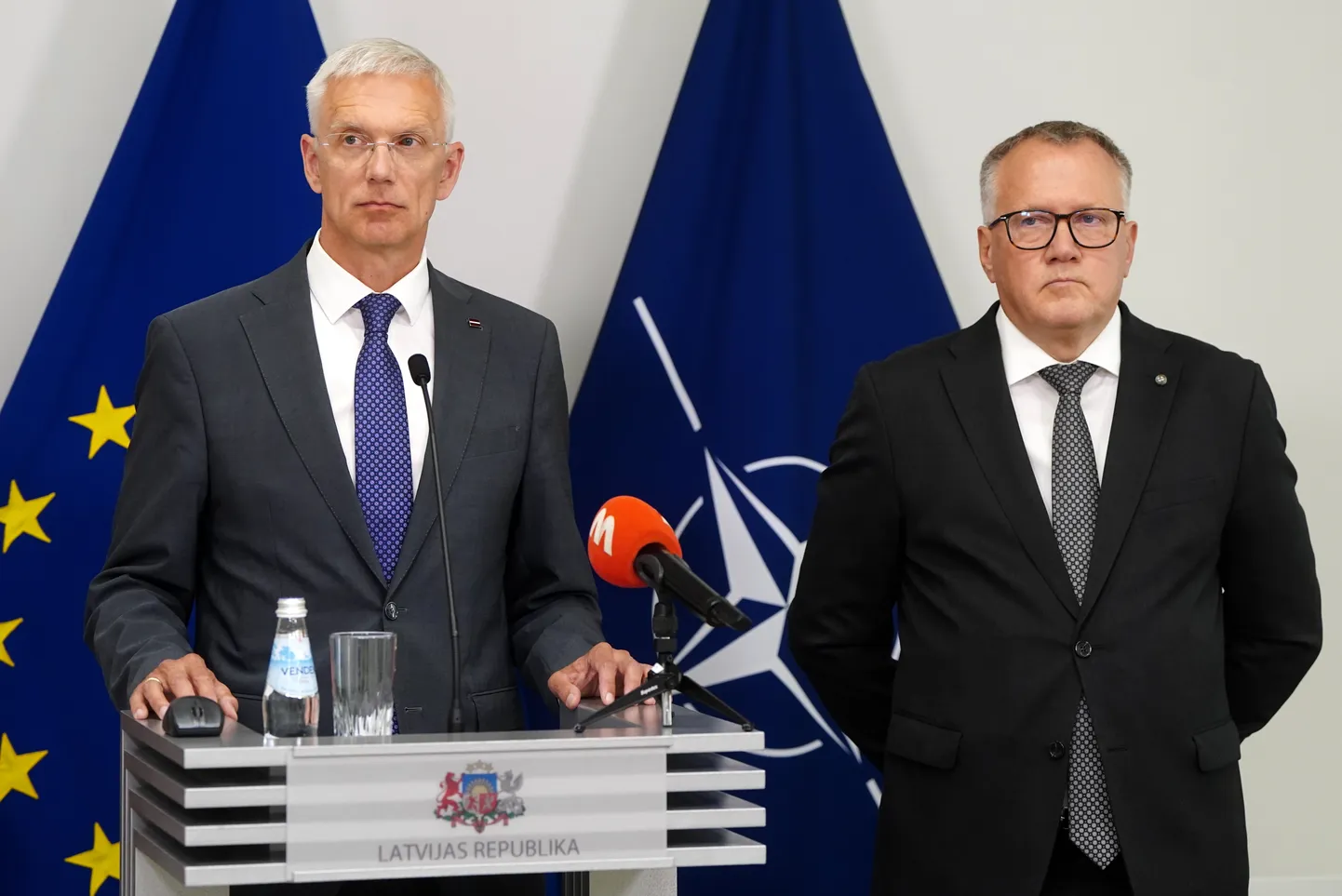 Ministru prezidents Krišjānis Kariņš (no kreisās) un finanšu ministrs Arvils Ašeradens piedalās preses konferencē, kurā informē par valdības demisiju.