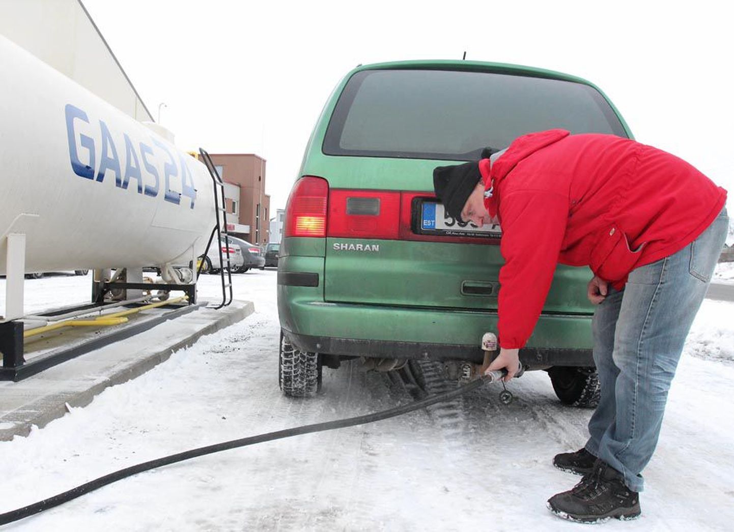 Lehola autokeskuse juhataja Hanno Lõpp nimetab gaasi tankimist bensiini võtmisest vaid veidi keerulisemaks. Õige liigutuse saab kiiresti kätte.