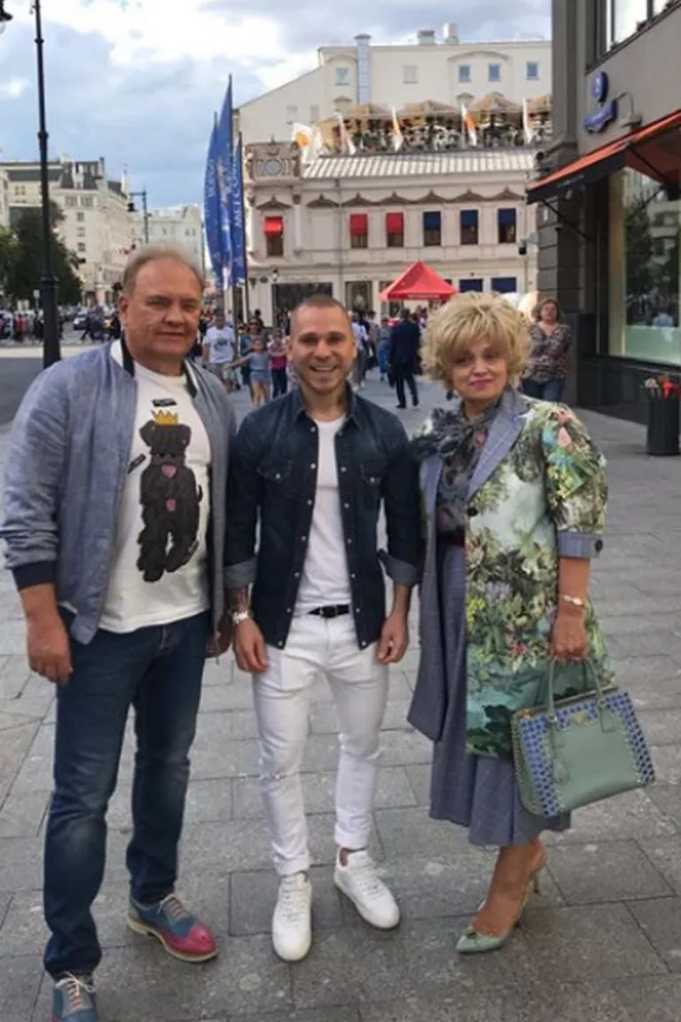 Надежда Кадышева с мужем (слева) и стилистом (по середине)