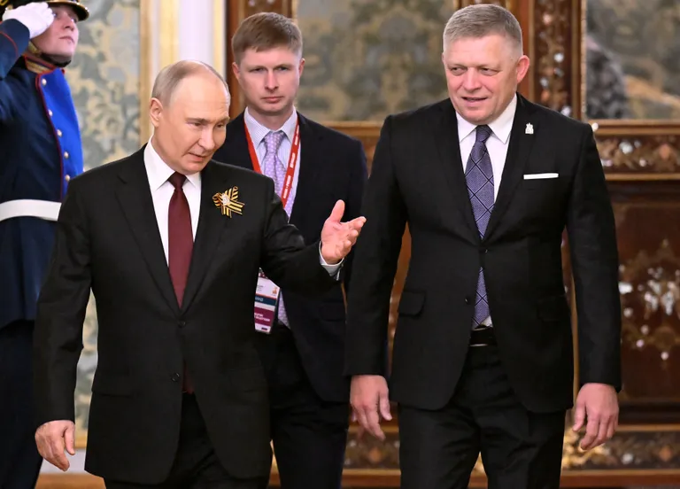Президент России Владимир Путин встретился с премьер-министром Словакии Робертом Фицо в Кремле в Москве.