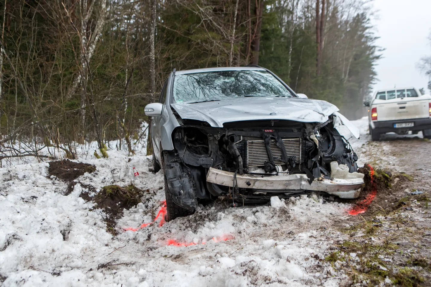 ARANDI KÜLA ÕNNETUSES sai mersumaastur tugevasti kahjustada, kuid juht ja kaassõitjad õnneks viga ei saanud.