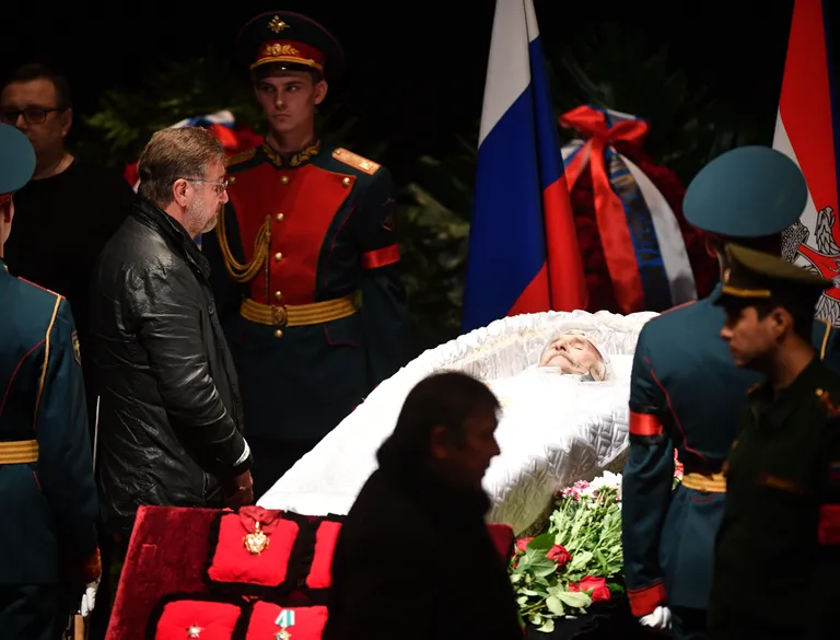 Фото: Scanpix

Поклониться мастеру пришли его коллеги и друзья. На эту сцену, которая почти сразу утонула в цветах, Владимир Михайлович выходил 70 лет.