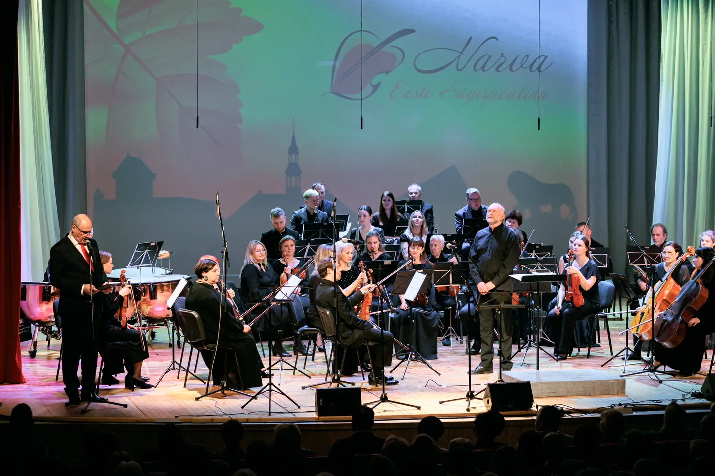 17. novembril kõlanud juubelikontserdi eel õnnitles linnapea Jaan Toots (vasakul) Narva sümfooniaorkestrit lavalt 30. aastapäeva puhul, teades, et linn on muusikutele võlgu.