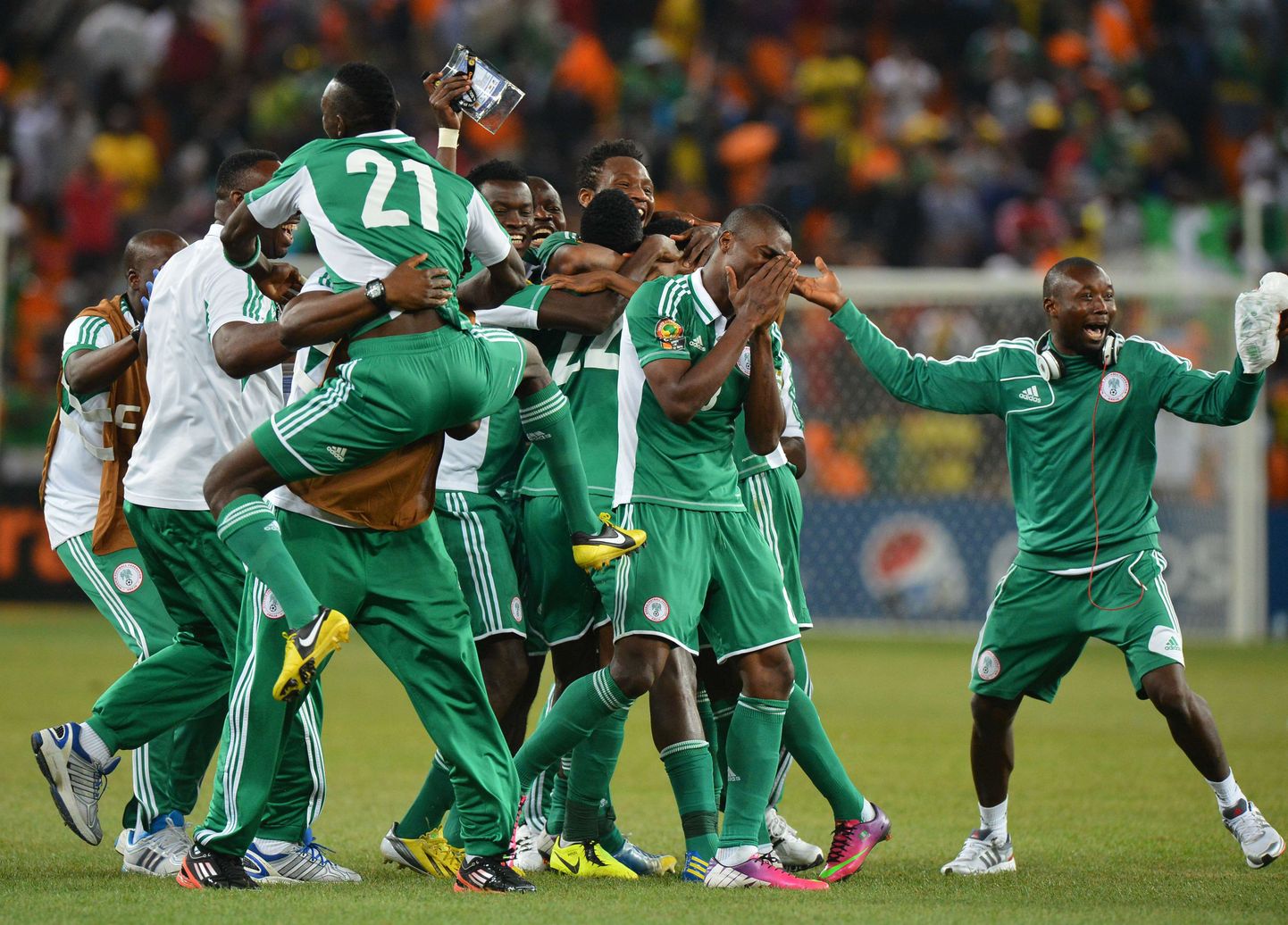 Nigeeria jalgpallikoondis tiitlivõitu tähistamas.