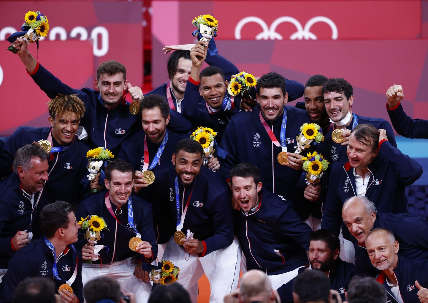 Francijas izlases volejbolisti ar Tokijas olimpisko spēļu zelta medaļām