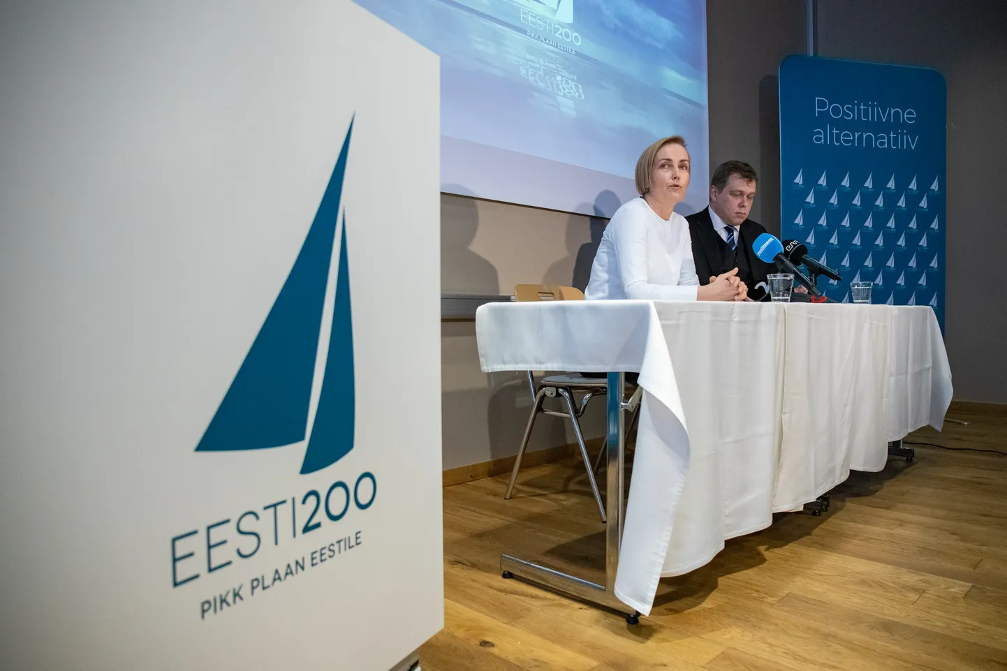 Lauri Hussar ja Kristina Kallas Eesti 200 pressikonverentsil.