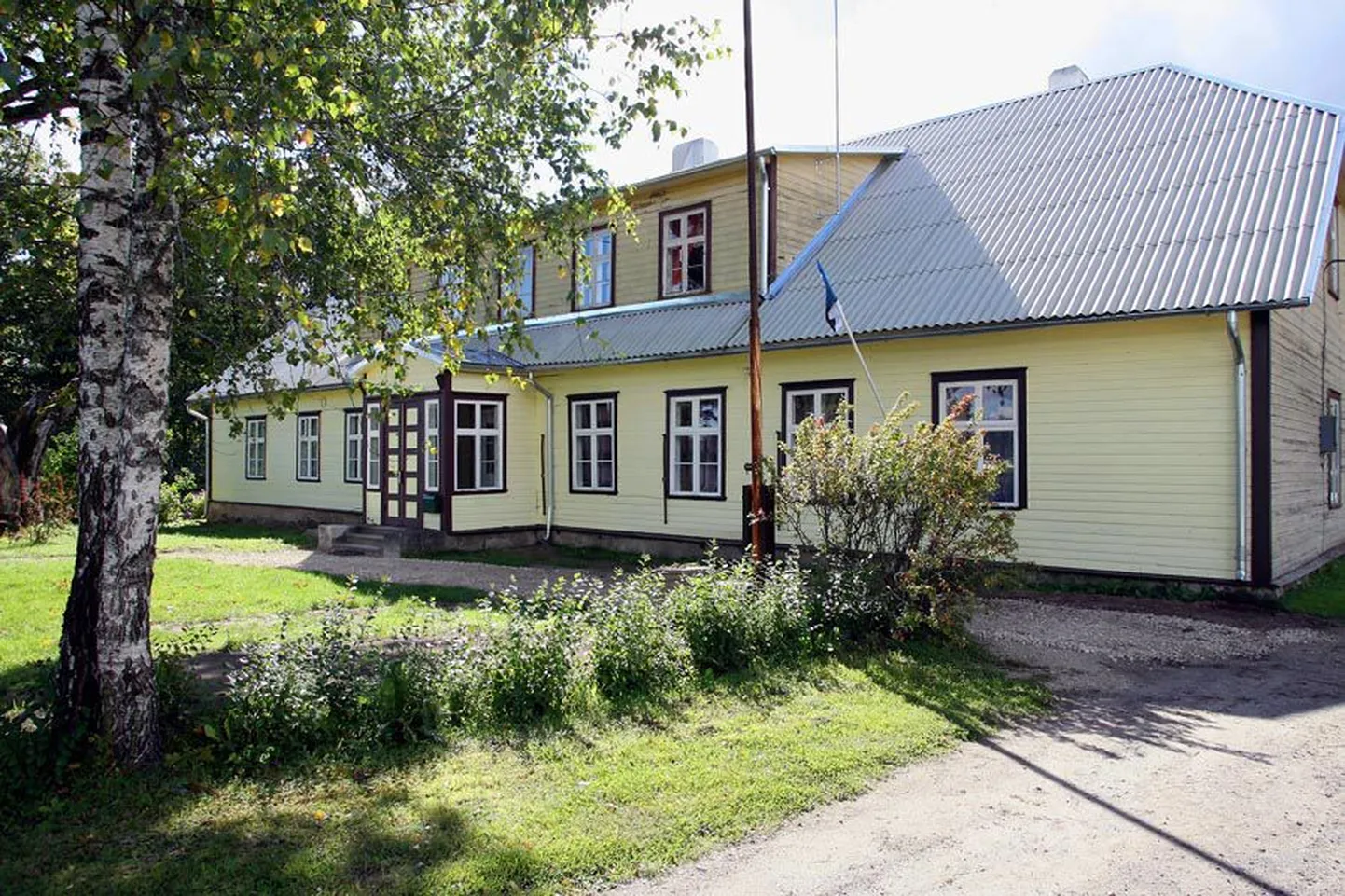Kohalike seas vanaks vallamajaks kutsutud hoones asub pärast peaaegu paarikümneaastast pausi taas vallavalitsus.