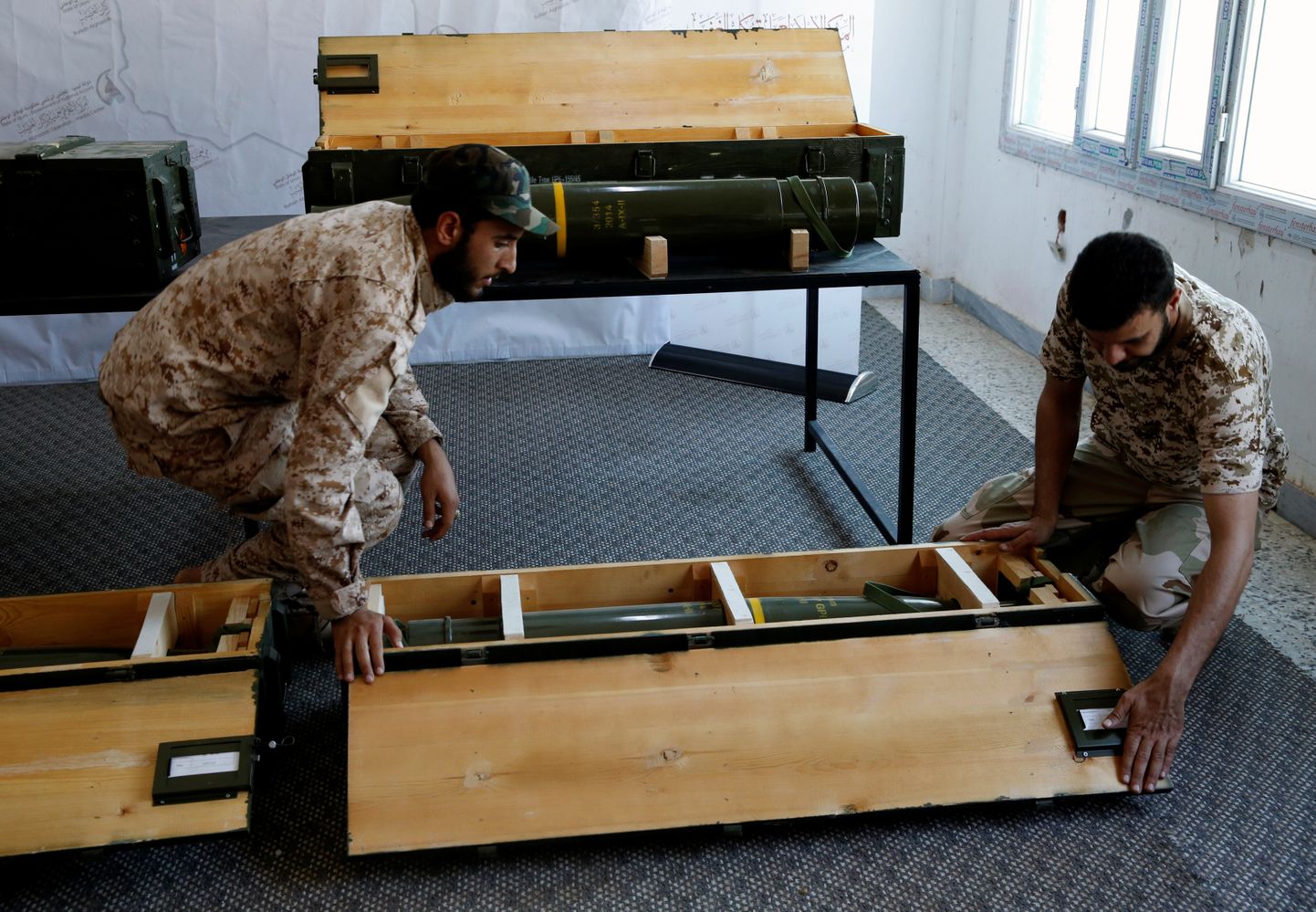 ÜRO tunnustatud valitsuse sõdurid kontrollivad Gharyani linnast leitud varustust. Varustuse hulgast leiti Prantsusmaa ostetud raketid.