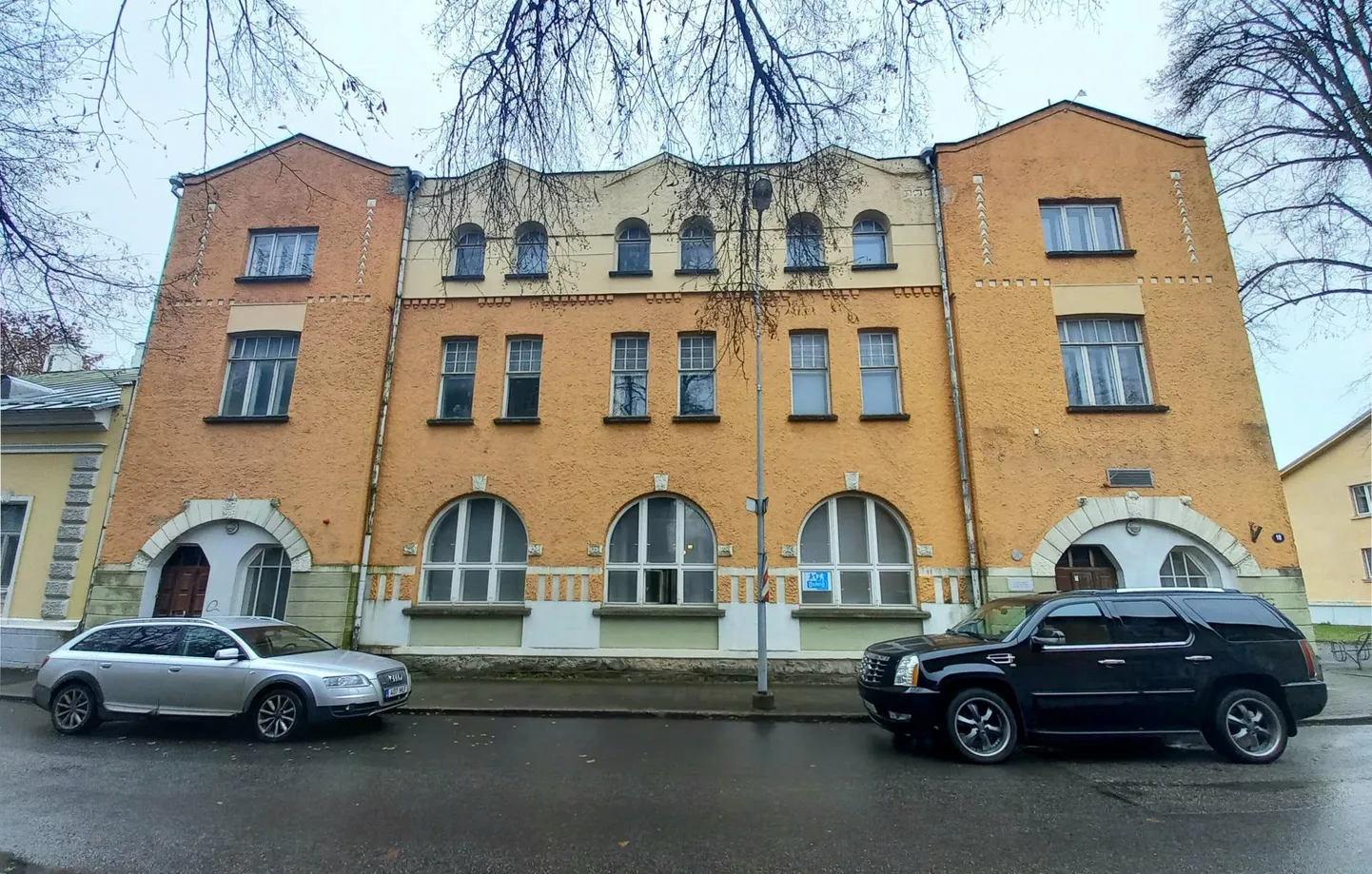 Valgas Aia 18 asuv hoone on muinsuskaitse all. Viimati tegutses seal Büroomaailma kauplus.