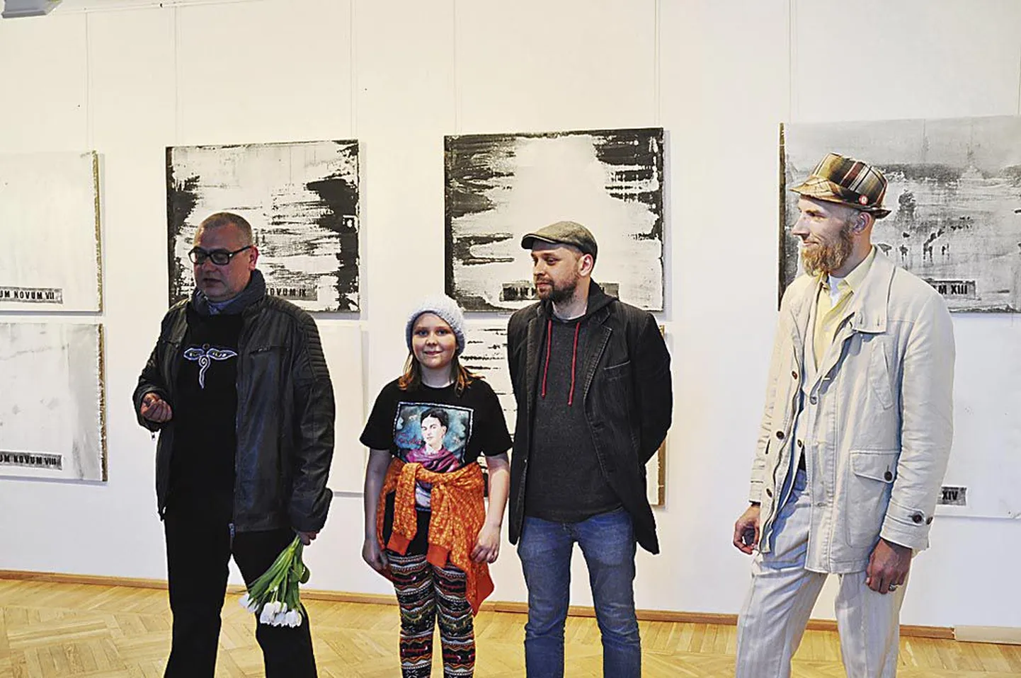 Pildile jäid kuraator Andrus Joonas (vasakul), Frida ja Janno Bergmann ja Tarrvi Laamann.