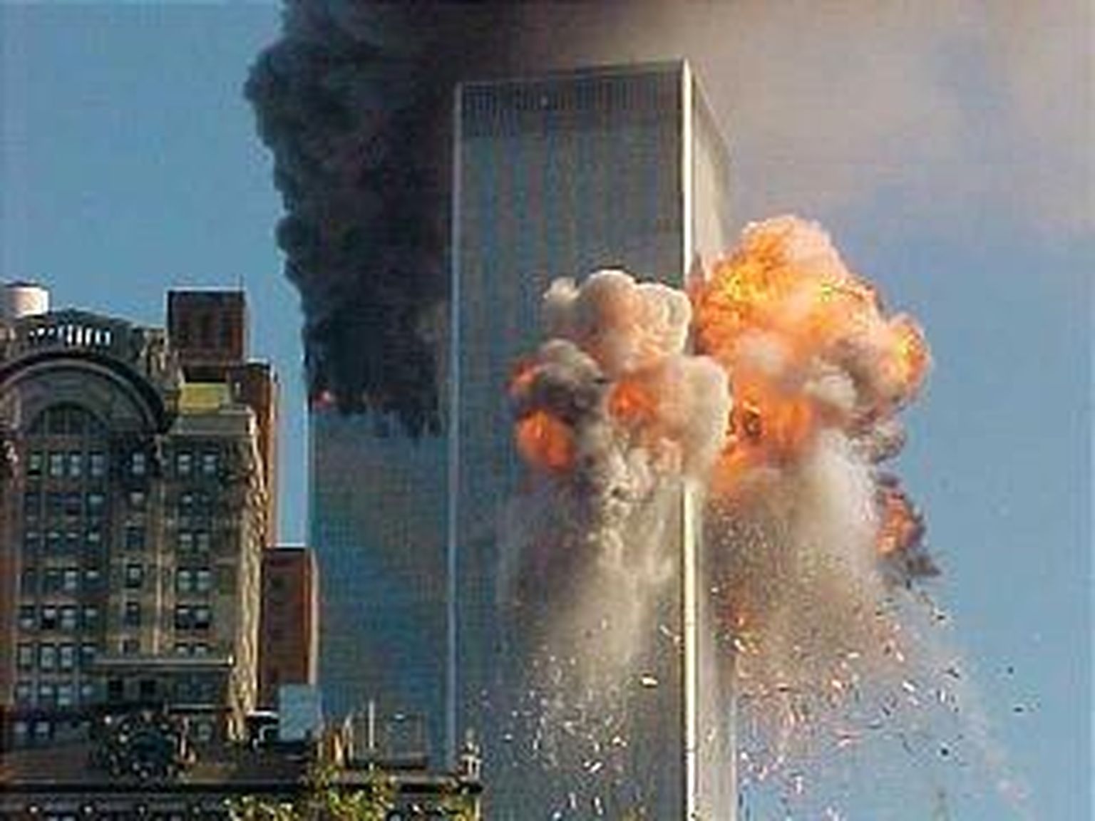 New Yorgis asunud Maailma Kaubanduskeskuse kaksiktornid peale terrorirünnakut ja enne kokkuvarisemist.