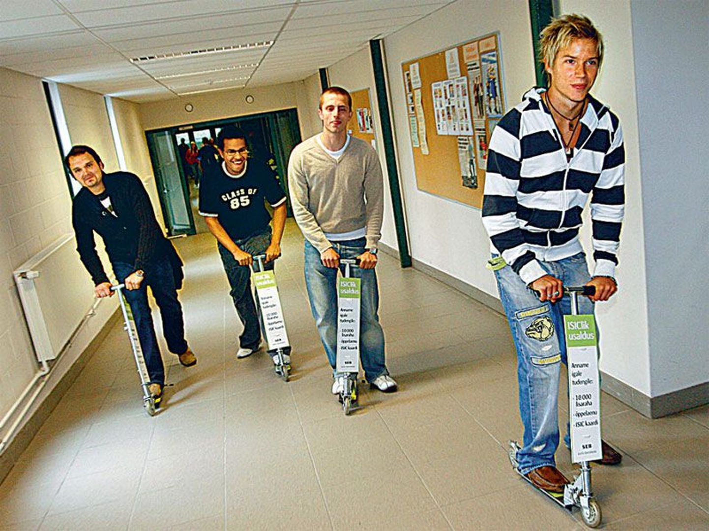 Audentese Ülikooli välisüliõpilased proovivad kooli koridoris panga toodud tõukerataste vastupidavust. Vasakult Sami Peltola, Cudjoe Nkegbe, Lassi Lipasti ja Jukka-Pekka Savolainen.