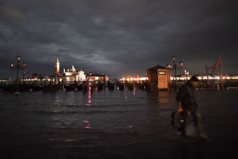 Üleujutus Veneetsias Püha Peetruse väljakul