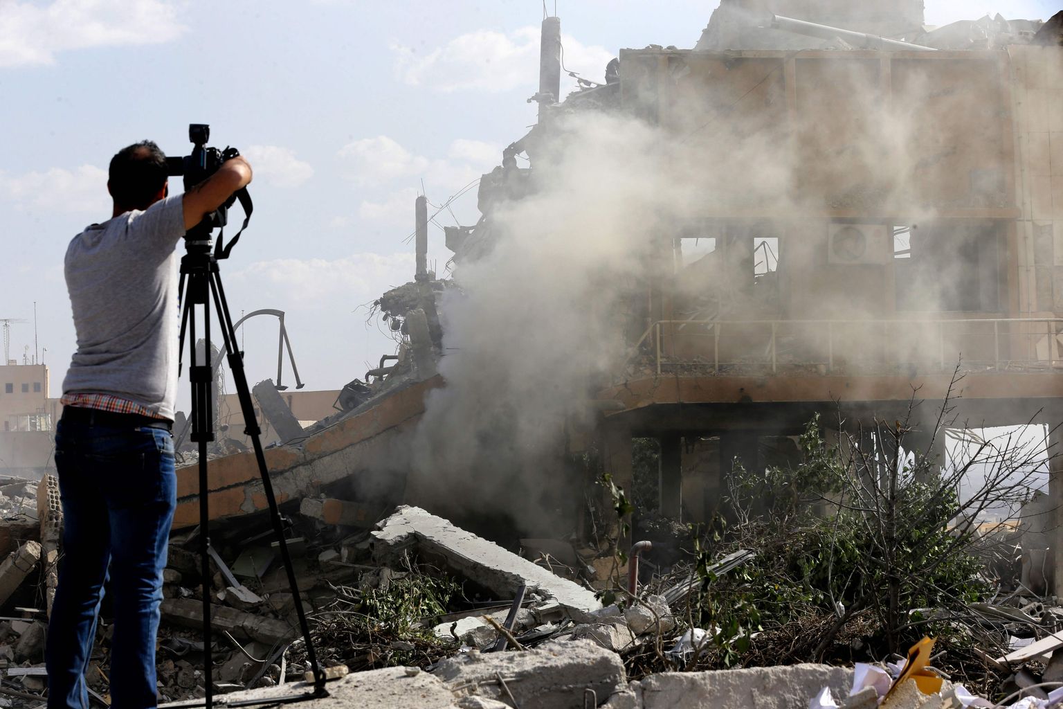 Ajakirjanik filmimas ühe USA, Prantsusmaa ja Suurbritannia sihtmärgiks olnud hoone varemeid Süürias.