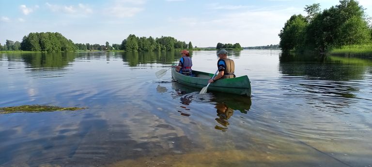 Участники "Expedition Estonia" на каноэ на реке Нарва в районе Кунингакюла.