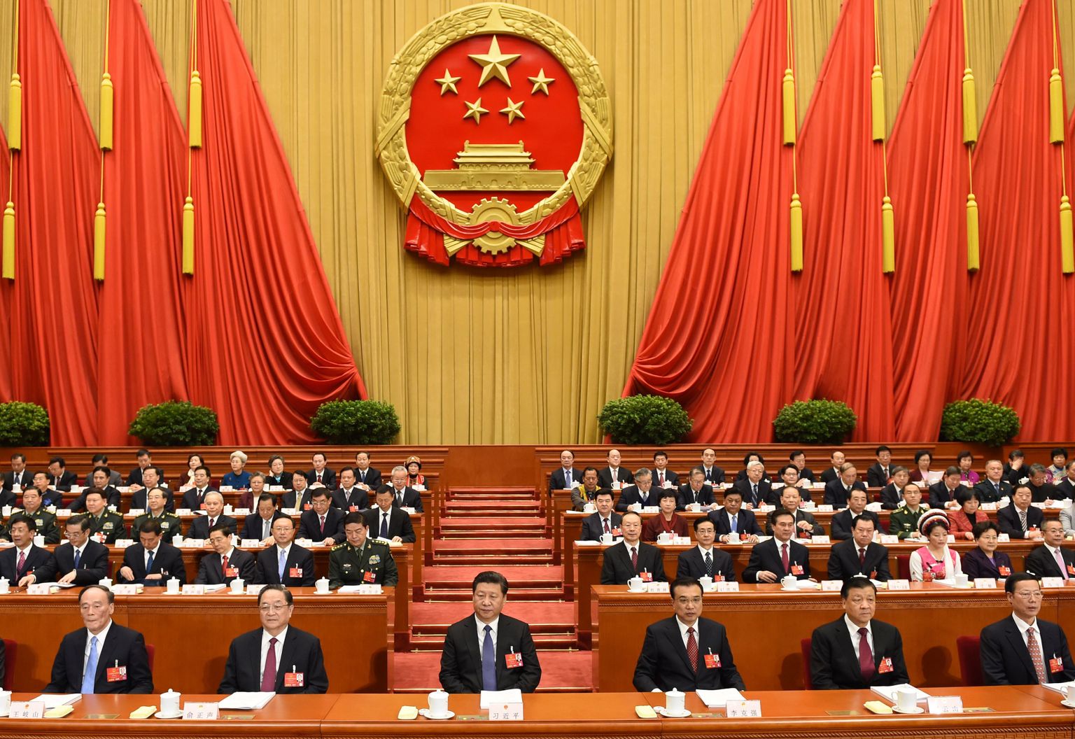 Parteijuhid eelmisel aastal Rahvuskongressi istungil. Ees keskel president Xi Jinping.