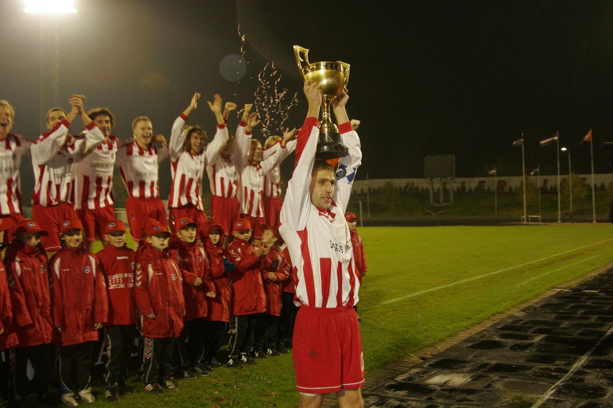 Viktors Dobrecovs ar Latvijas čempionu kausu 2005. gadā, kad SK "Liepājas metalurgs" pārtrauca "Skonto FC" dominanci 13 gadu garumā.