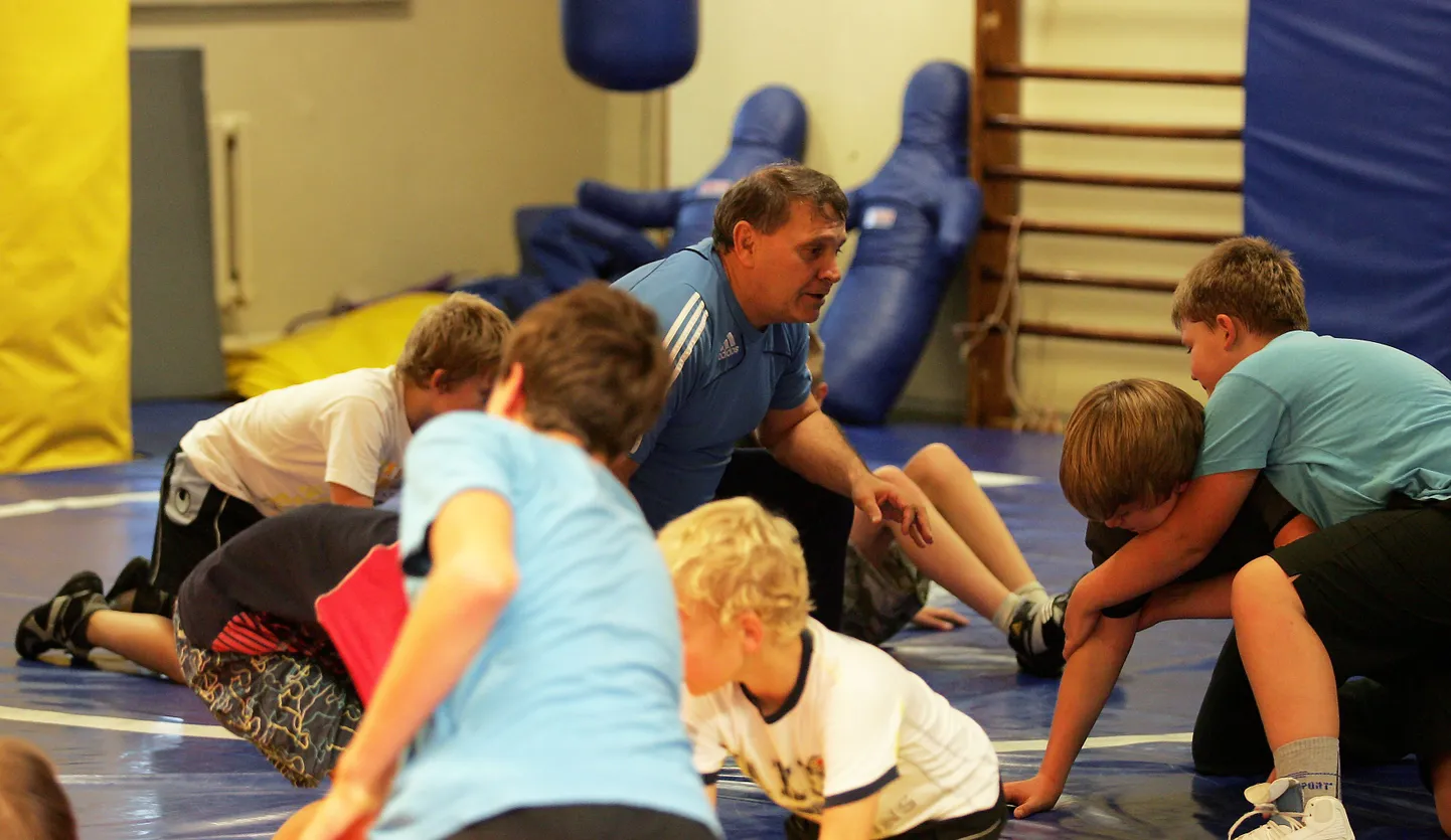 Rakvere spordikooli treener Endel Treiman õpetab Kalevi võimla maadlussaalis poistele ja tüdrukutele maadlemise algtõdesid.