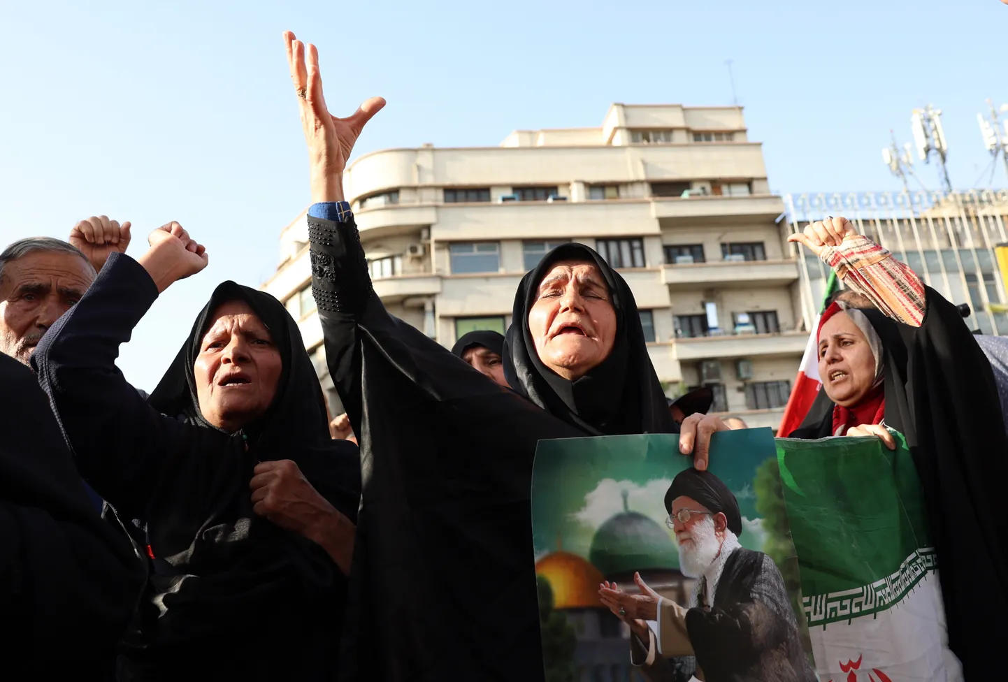 Iraani naine hoiab käes ajatolla&nbsp;Khamenei pilti.