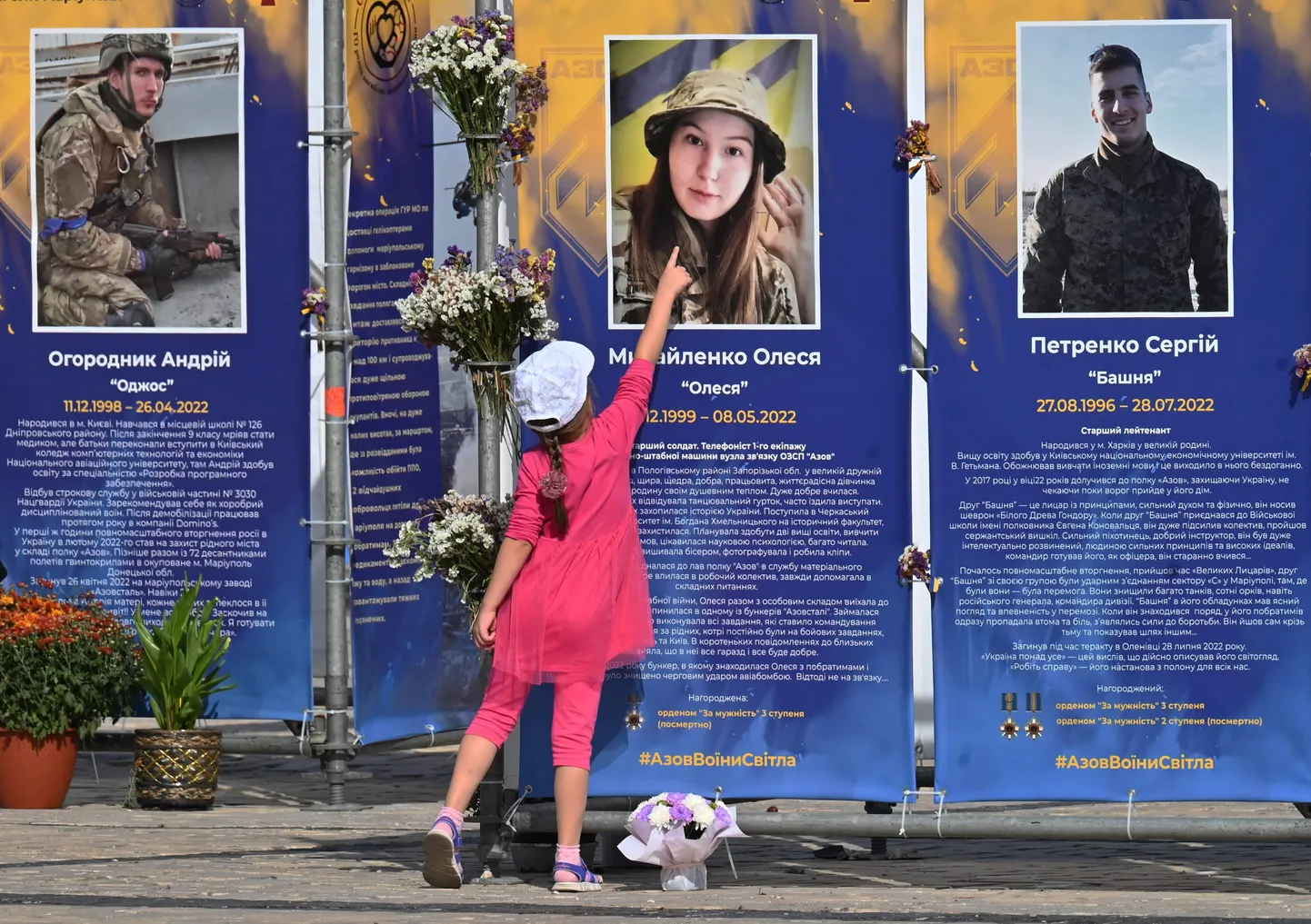 Tüdruk hukkunud Ukraina sõdurite mälestusmärgi juures Kiievis 23. septembril 2023. a.
