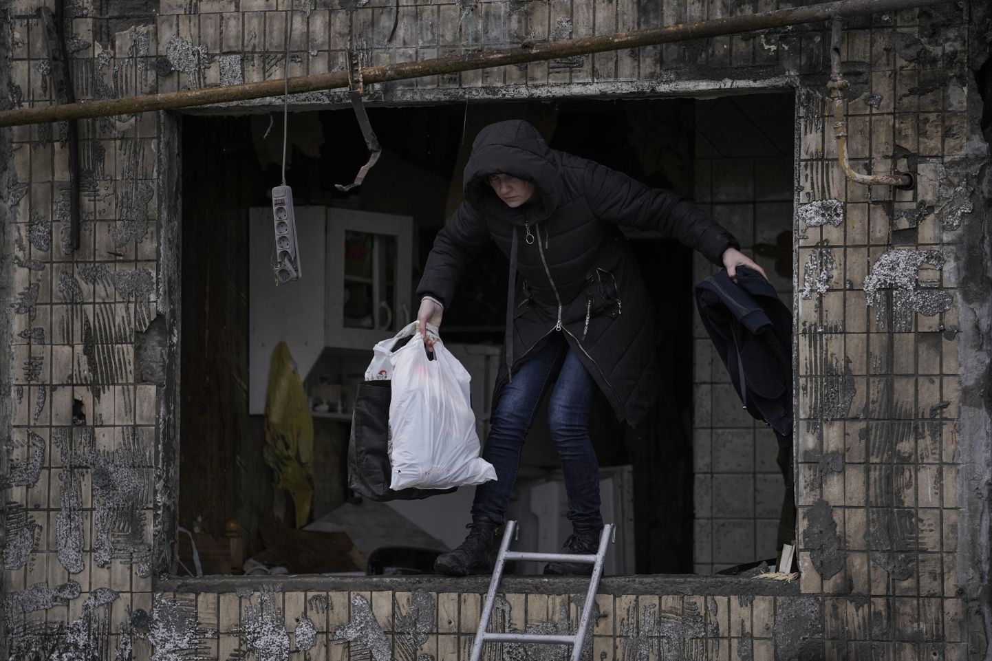 Kohalik elanik otsimas Kiievi pommitamises hävinenud kodust hädavajalikku.