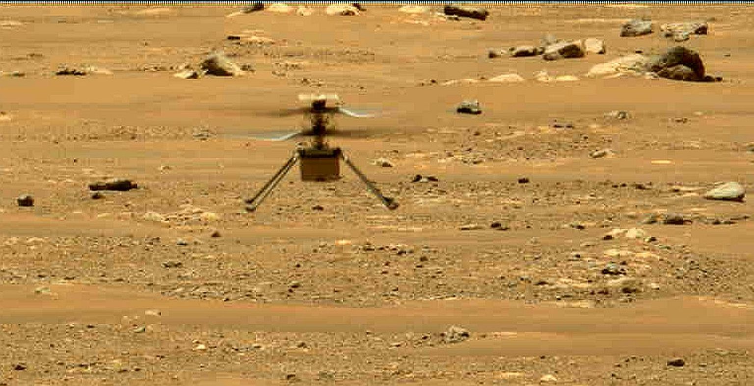 Marsikulguri ümber lendav esimene marsikopter teeb väikeseid tiire kümne meetri kõrguseni. Viimasel väljalennul kleepus lennumasina jala külge kummaline asi.