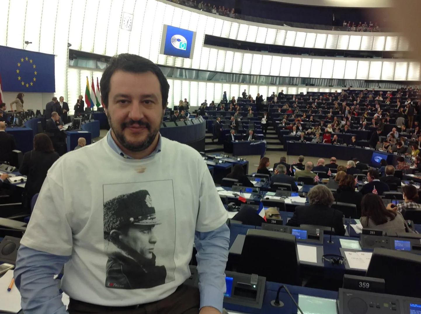 Paremäärmusliku Liiga juht Matteo Salvini on korduvalt kandnud Vene riigipea Vladimir Putini pildiga T-särke, muuhulgas ka 2015. aasta novembris Euroopa Parlamendis Strasbourgis. Toona sotsiaalmeediasse postitatud pildi juures kirjutas ta, et vahetaks Itaalia presidendi Sergio Mattarella kõhkluseta Putini vastu välja.