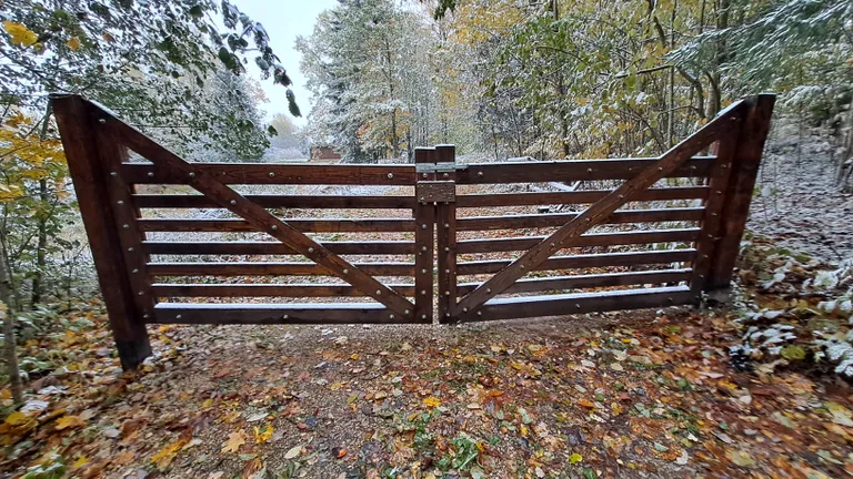 Sissepääs talu juurde on väravaga tõkestatud.