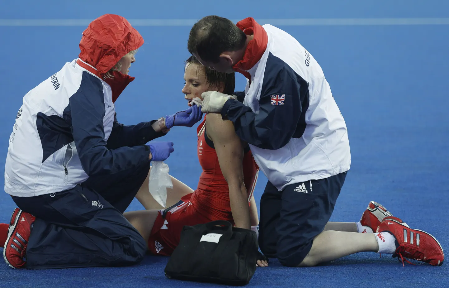 Kate Walsh saamas arstiabi pärast saadud lööki.