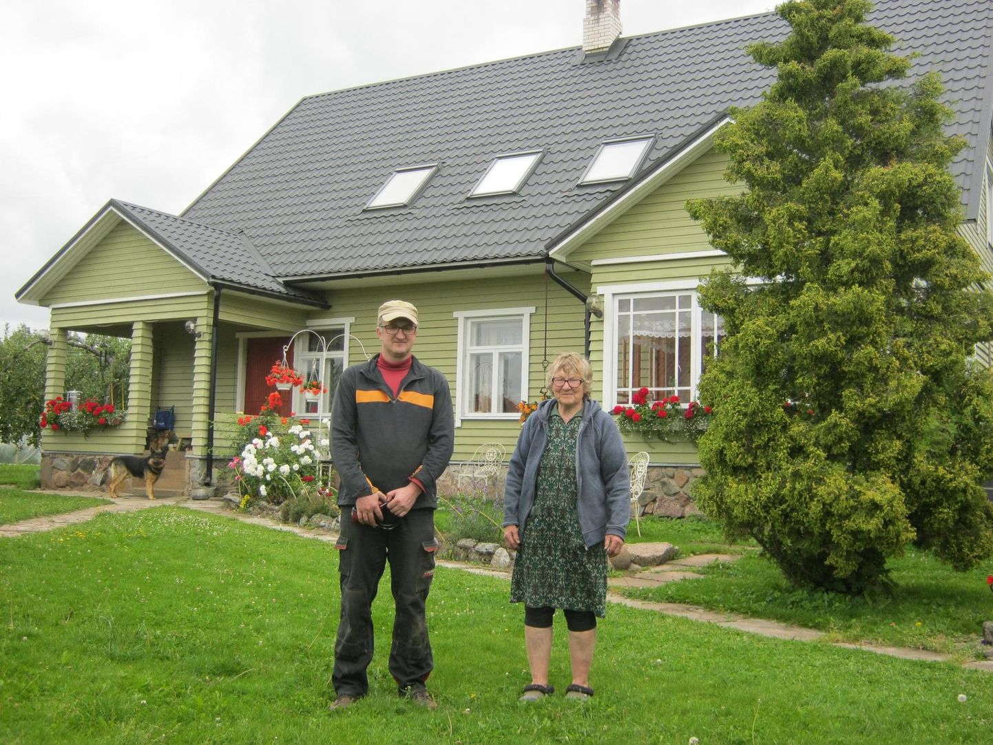 Vana-Peedukse talu peremees Margus Sepp ja tema ema Riina jaksavad põllutööde kõrvalt ka koduaias ilu luua.