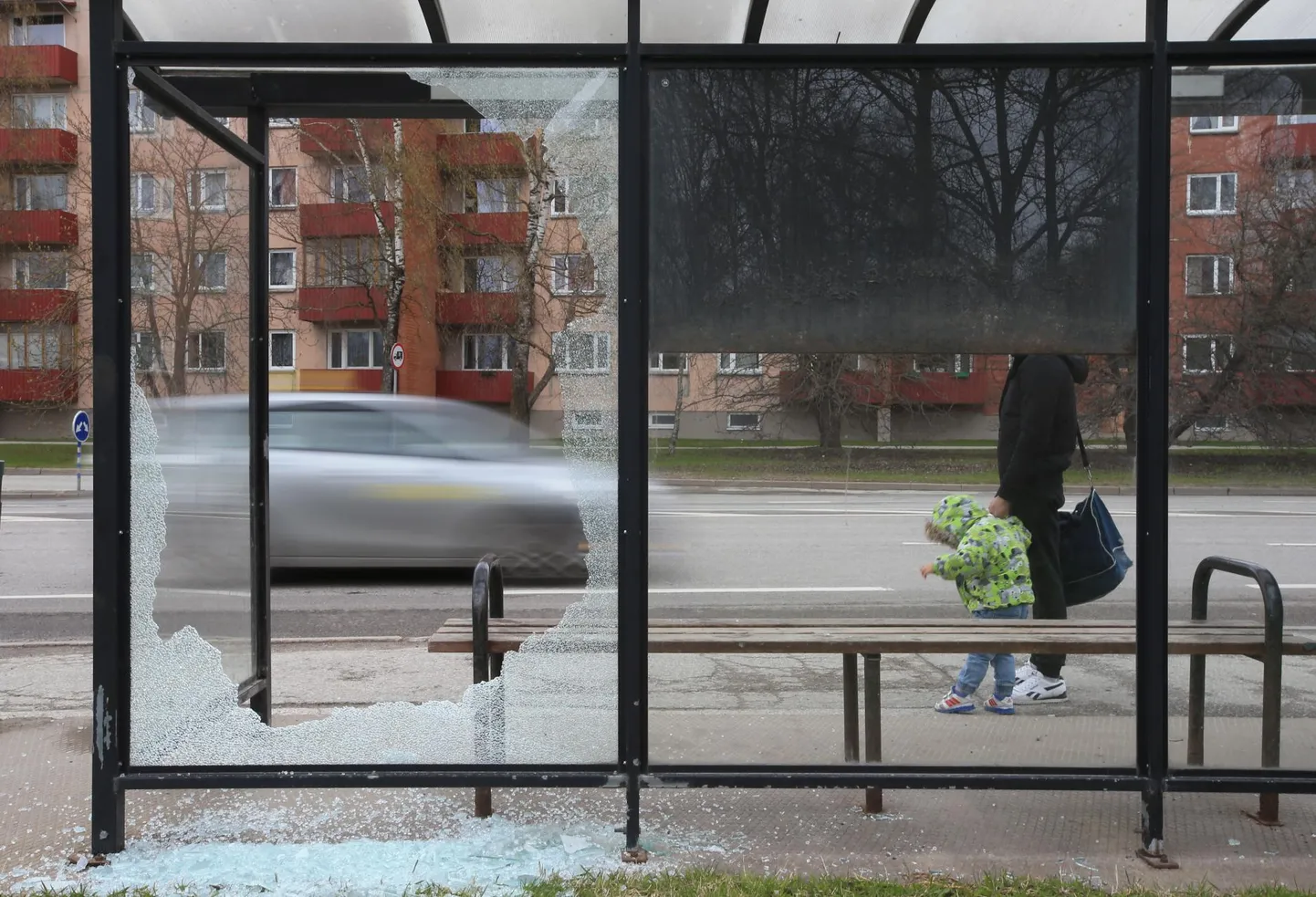 Täna öösel lõhuti Annelinnas bussiootepaviljone. Pildil Kalda tee bussipeatuse oote- paviljon. maha. 