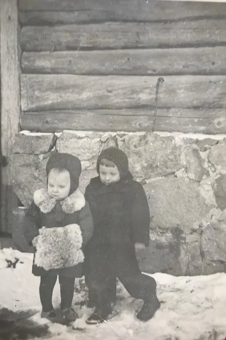 Трехлетняя Аста и ее шестилетний брат Арне весной 1948 года, за год до депортации.