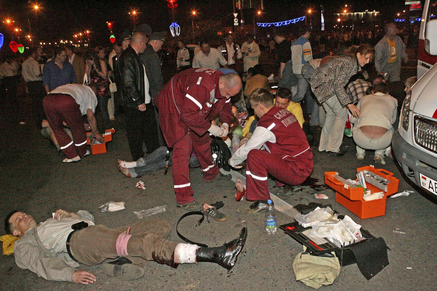 Minski kiirabitöötajatel on käed tööd täis. Plahvatuses sai viga umbes 50 inimest.