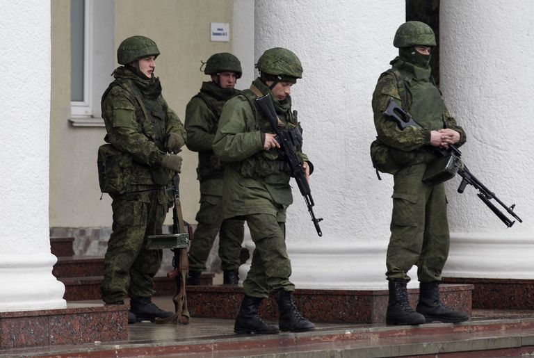 Relvastatud mehed valvamas Simferopoli lennujaama.