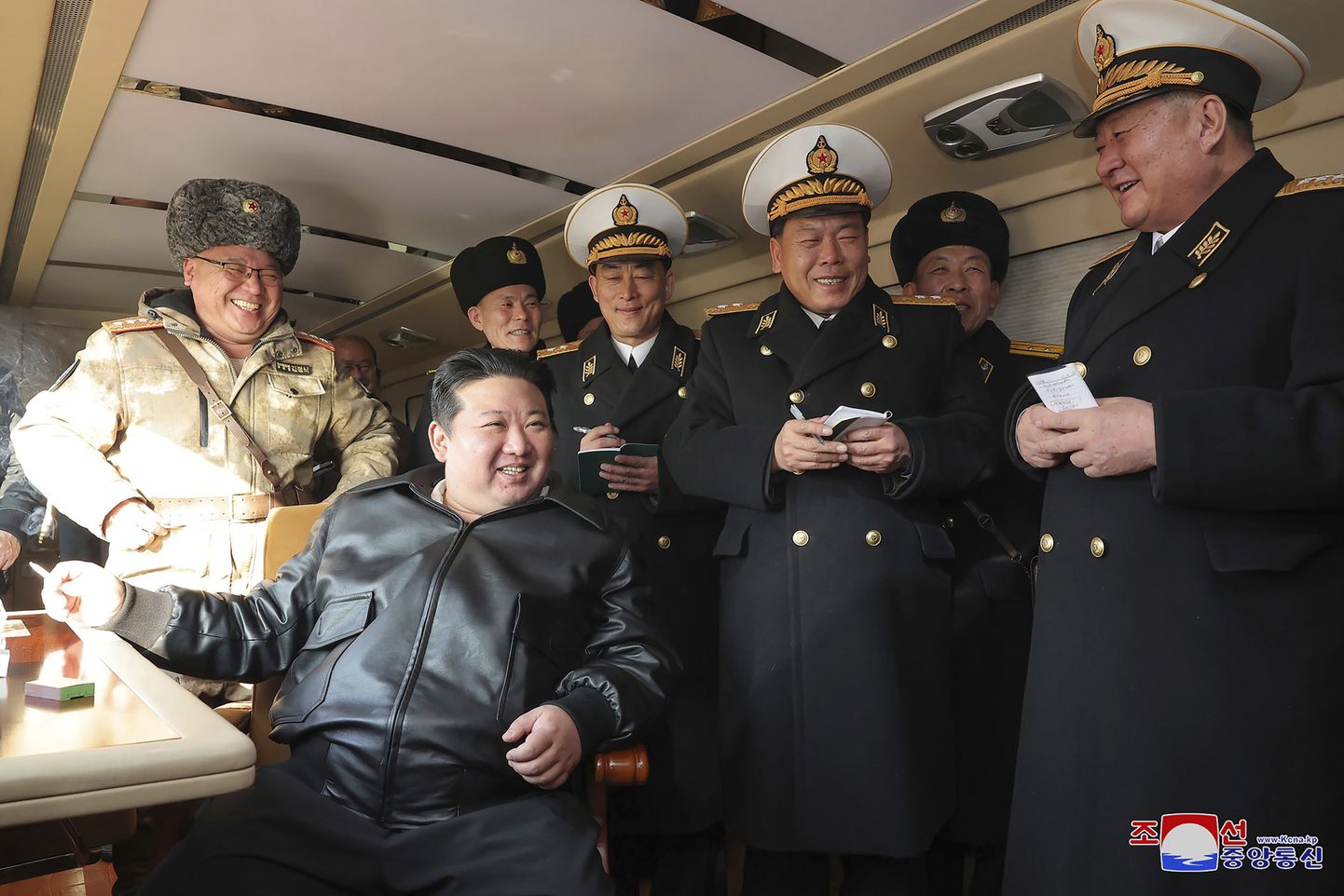 Kim Jong-un koos Põhja-Korea kõrgemate sõjaväelastega jälgimas raketikatsetust.